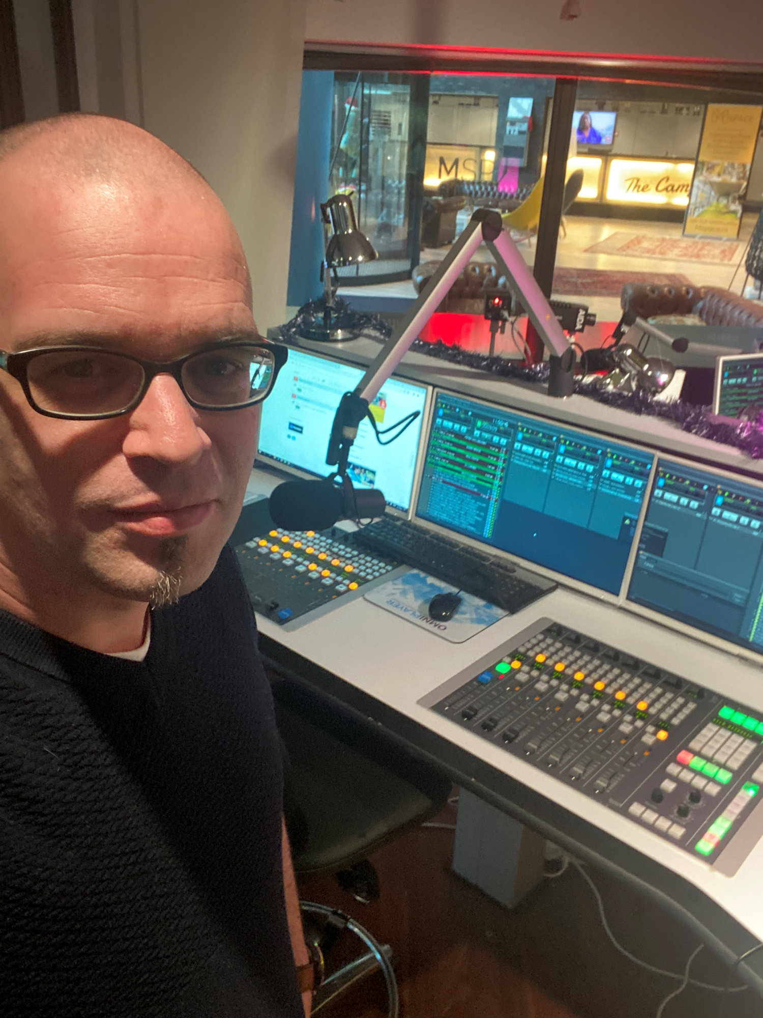 Robin Prijs in Wild FM studio