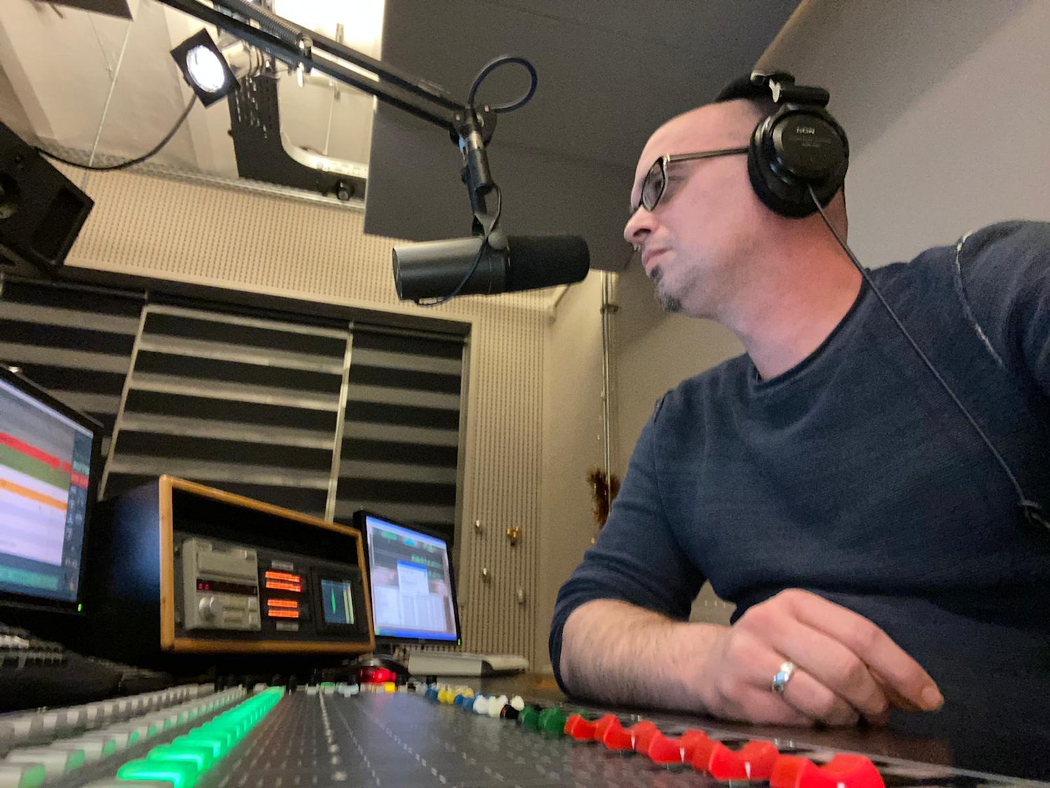 Robin Prijs presenting in Regio8 studio